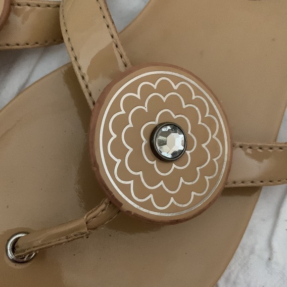 LINDSAY PHILLIPS medallion tan patent sandals thongs size 9.5 - Picture 3 of 11